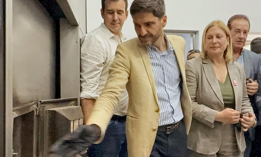 Autoridades provinciales supervisan una quema de estupefacientes como parte de las políticas de seguridad y lucha contra el narcotráfico en Santa Fe.