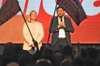 El gobernador y la vicegobernadora compartieron el escenario en Rosario tras conocerse los resultados electorales.