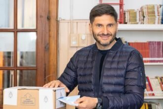 El gobernador de Santa Fe, Maximiliano Pullaro, durante una jornada electoral en su provincia.
