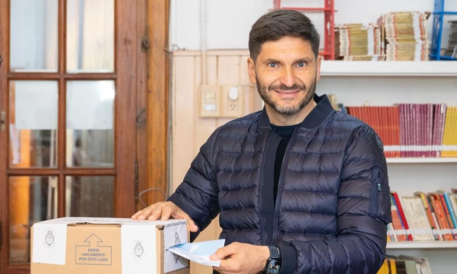 El gobernador de Santa Fe, Maximiliano Pullaro, durante una jornada electoral en su provincia.