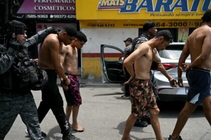 Agentes de la Policía de Río de Janeiro patrullan una favela tras la operación que dejó más de un centenar de muertos.