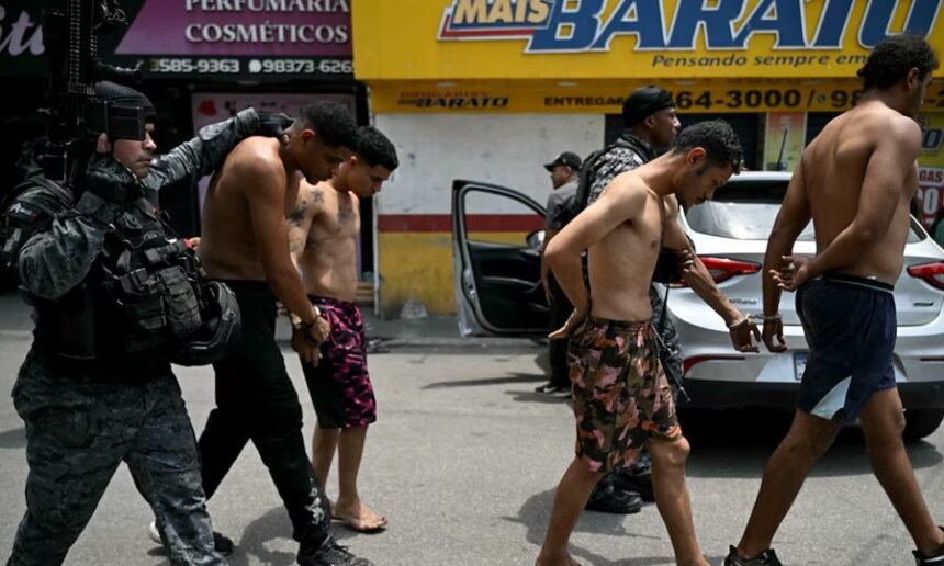 Agentes de la Policía de Río de Janeiro patrullan una favela tras la operación que dejó más de un centenar de muertos.