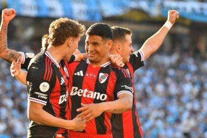 Maximiliano Salas celebra el gol de River frente a Racing en el Gigante de Arroyito.
