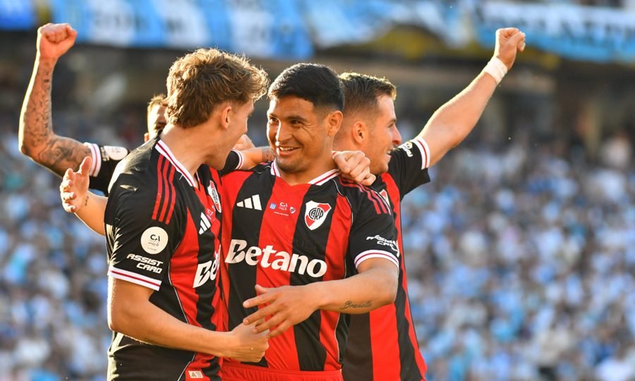 Maximiliano Salas celebra el gol de River frente a Racing en el Gigante de Arroyito.