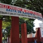 Pasacalle con consignas de rechazo a la visita del presidente Javier Milei, durante una protesta en el centro de Rosario.