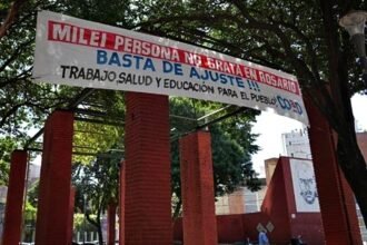 Pasacalle con consignas de rechazo a la visita del presidente Javier Milei, durante una protesta en el centro de Rosario.