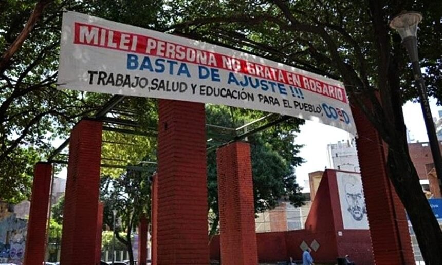 Pasacalle con consignas de rechazo a la visita del presidente Javier Milei, durante una protesta en el centro de Rosario.