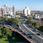 Vista aérea de la ciudad de Santa Fe, una capital que combina historia, cultura y modernidad, consolidándose como un destino clave para el turismo y los grandes eventos en Argentina.