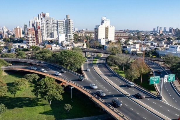 Vista aérea de la ciudad de Santa Fe, una capital que combina historia, cultura y modernidad, consolidándose como un destino clave para el turismo y los grandes eventos en Argentina.