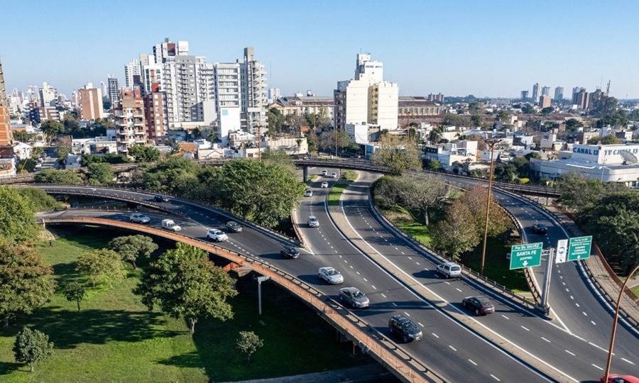 Vista aérea de la ciudad de Santa Fe, una capital que combina historia, cultura y modernidad, consolidándose como un destino clave para el turismo y los grandes eventos en Argentina.