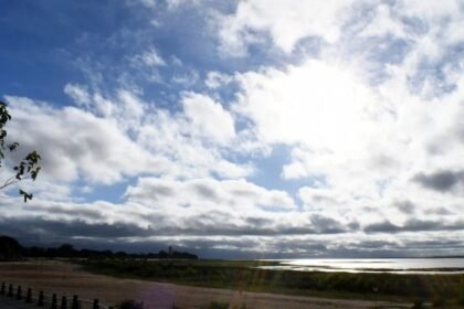 Cielo parcialmente nublado sobre la ciudad de Santa Fe, imagen de archivo.