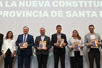 Autoridades y estudiantes santafesinos juraron lealtad a la nueva Constitución provincial en un acto histórico en el Museo de la Constitución.