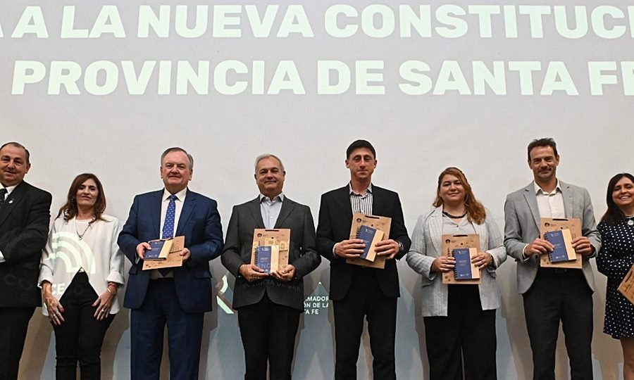 Autoridades y estudiantes santafesinos juraron lealtad a la nueva Constitución provincial en un acto histórico en el Museo de la Constitución.