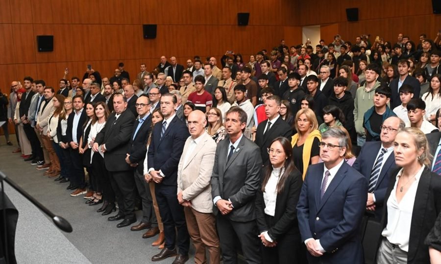 Autoridades y estudiantes santafesinos juraron lealtad a la nueva Constitución provincial en un acto histórico en el Museo de la Constitución.