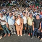 Gisela Scaglia junto al gobernador Maximiliano Pullaro y referentes de Provincias Unidas durante el acto de cierre de campaña en Santa Fe