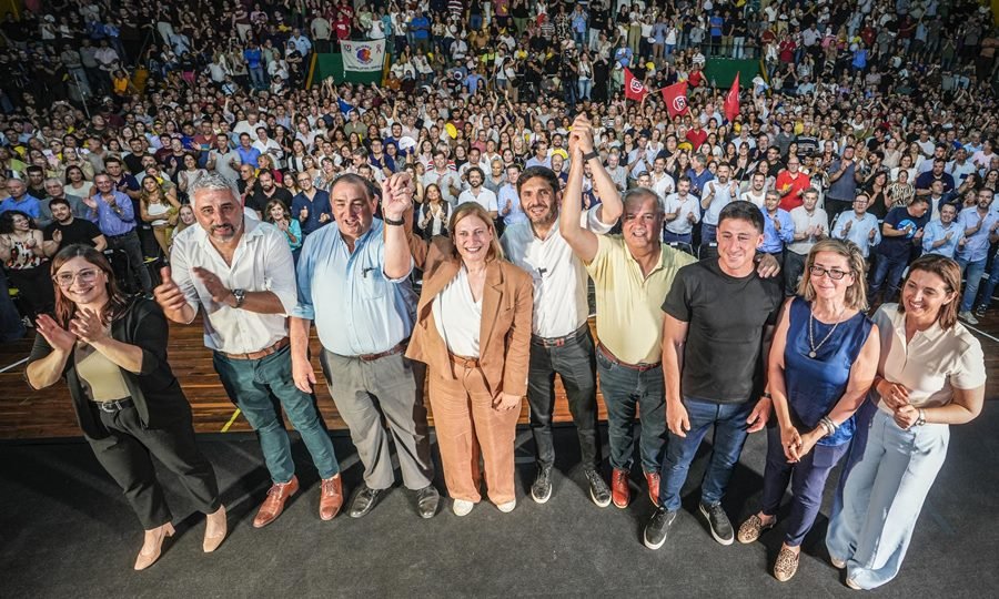 Gisela Scaglia junto al gobernador Maximiliano Pullaro y referentes de Provincias Unidas durante el acto de cierre de campaña en Santa Fe