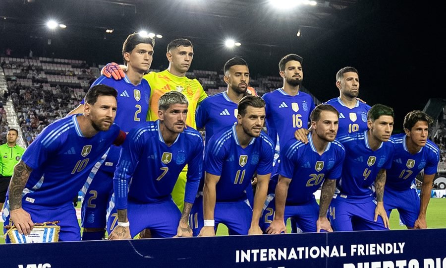 Equipo titular de la Selección Argentina que enfrentó a Puerto Rico en suelo estadounidense, como parte de su preparación rumbo al Mundial 2026.