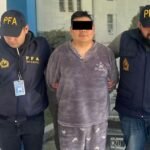 Momento en que efectivos de la Policía Federal Argentina detienen a Joseph Freyser Cubas Zavaleta, alias “El Señor Jota”, señalado como presunto jefe narco vinculado al triple femicidio de Florencio Varela.