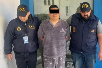 Momento en que efectivos de la Policía Federal Argentina detienen a Joseph Freyser Cubas Zavaleta, alias “El Señor Jota”, señalado como presunto jefe narco vinculado al triple femicidio de Florencio Varela.