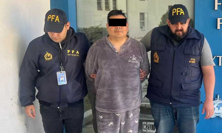 Momento en que efectivos de la Policía Federal Argentina detienen a Joseph Freyser Cubas Zavaleta, alias “El Señor Jota”, señalado como presunto jefe narco vinculado al triple femicidio de Florencio Varela.