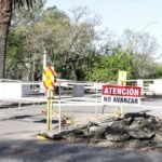 Trabajos de reparación en el puente del Parque Juan de Garay, sobre calle Salvador Caputto, ejecutados por personal municipal.