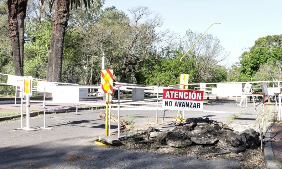 Trabajos de reparación en el puente del Parque Juan de Garay, sobre calle Salvador Caputto, ejecutados por personal municipal.