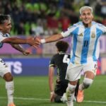 Ian Subiabre, autor del tercer gol argentino, celebra con Milton Delgado.