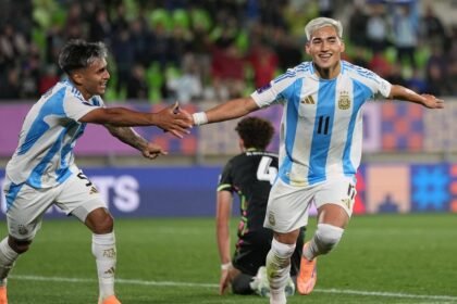 Ian Subiabre, autor del tercer gol argentino, celebra con Milton Delgado.