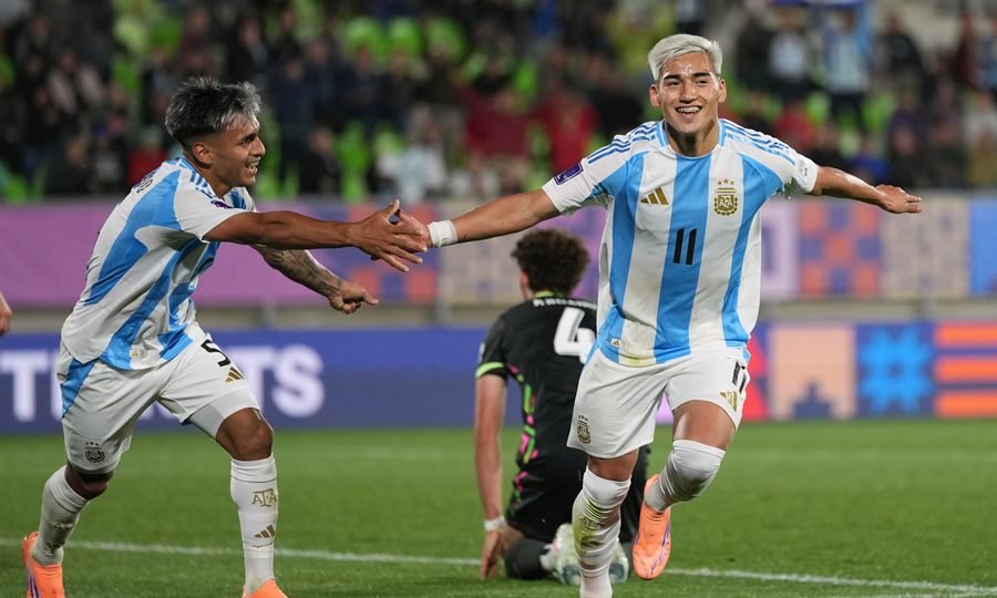 Ian Subiabre, autor del tercer gol argentino, celebra con Milton Delgado.