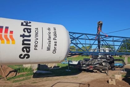 Obras provinciales para mejorar el acceso al agua potable en localidades del interior santafesino.