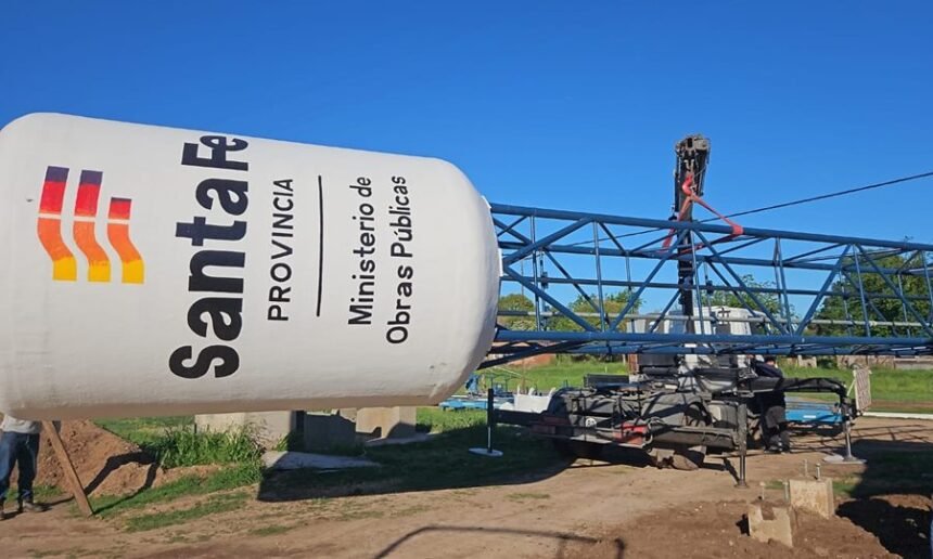 Obras provinciales para mejorar el acceso al agua potable en localidades del interior santafesino.