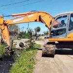 Cuadrillas municipales realizan tareas de limpieza y mantenimiento preventivo en canales y bocas de tormenta.