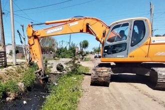 Cuadrillas municipales realizan tareas de limpieza y mantenimiento preventivo en canales y bocas de tormenta.