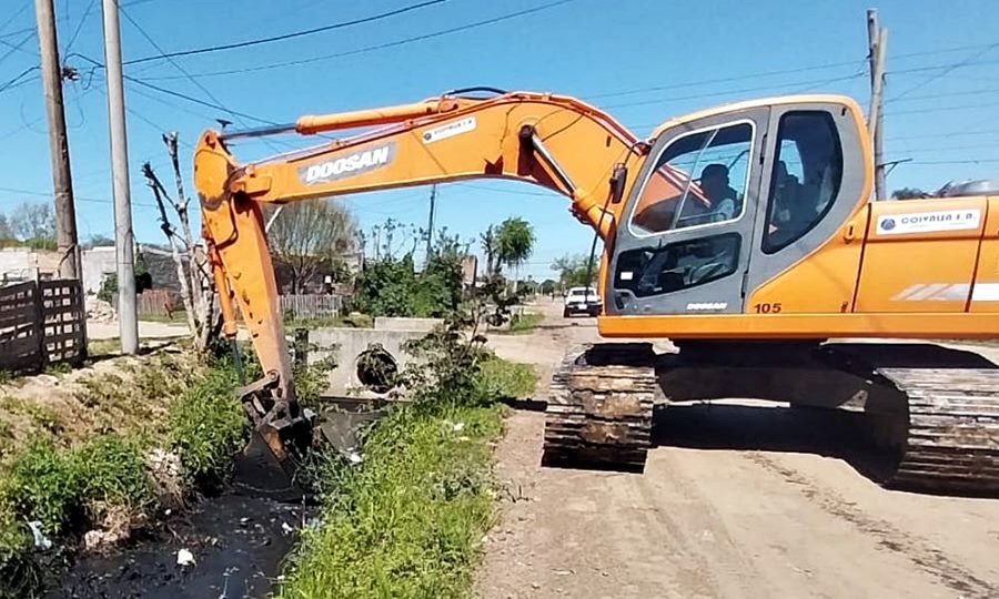Cuadrillas municipales realizan tareas de limpieza y mantenimiento preventivo en canales y bocas de tormenta.
