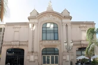 Fachada del Teatro Municipal 1° de Mayo, emblema cultural y arquitectónico de la ciudad de Santa Fe.