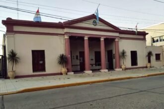 Vista general del edificio comunal de Timbúes, una de las localidades más prósperas del cordón industrial santafesino.