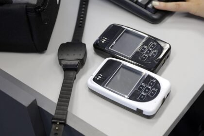 Dispositivos de monitoreo electrónico adquiridos por la Provincia de Santa Fe para casos de violencia de género.
