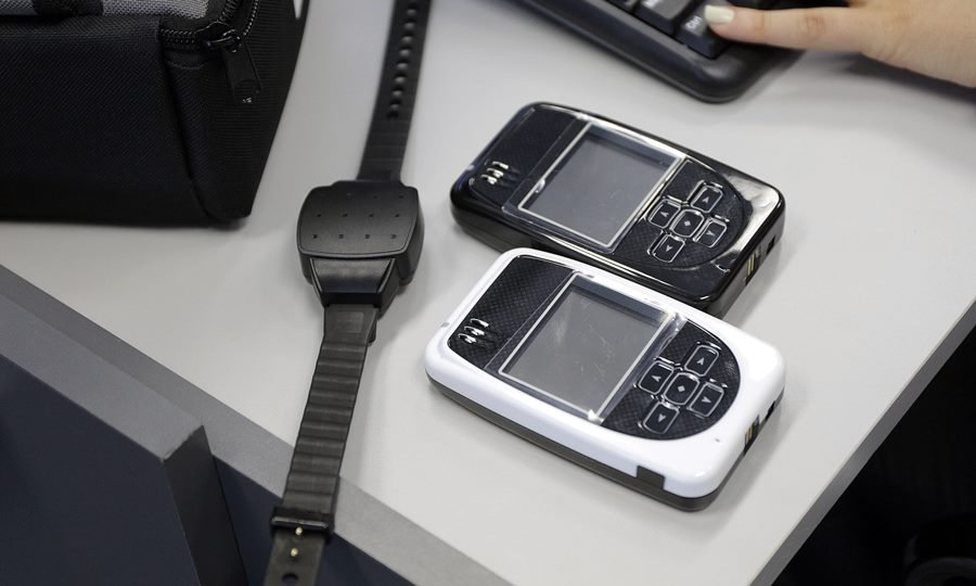 Dispositivos de monitoreo electrónico adquiridos por la Provincia de Santa Fe para casos de violencia de género.