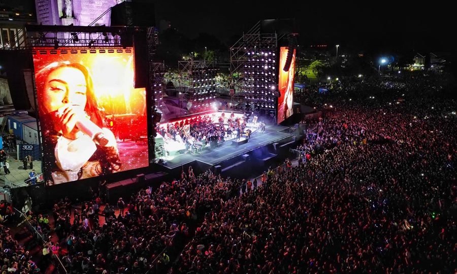 Nicki Nicole y Juan Carlos Baglietto compartieron escenario en el Monumento a la Bandera durante el show “De Rosario para Rosario”, con motivo del tricentenario de la ciudad.