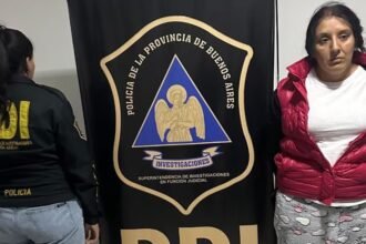 Efectivos de la Policía de la Provincia de Buenos Aires durante el operativo en el que fue detenida Mónica Mujica, señalada como nueva sospechosa en la causa del triple femicidio.