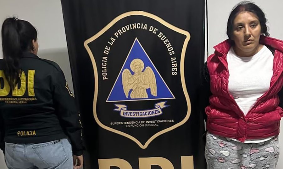 Efectivos de la Policía de la Provincia de Buenos Aires durante el operativo en el que fue detenida Mónica Mujica, señalada como nueva sospechosa en la causa del triple femicidio.