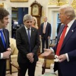 Javier Milei, Luis Caputo y Donald Trump durante la reunión en la Casa Blanca, en el marco del encuentro oficial en la oficina presidencial.
