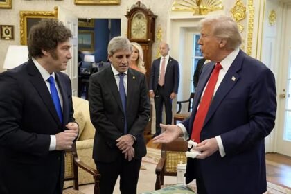 Javier Milei, Luis Caputo y Donald Trump durante la reunión en la Casa Blanca, en el marco del encuentro oficial en la oficina presidencial.