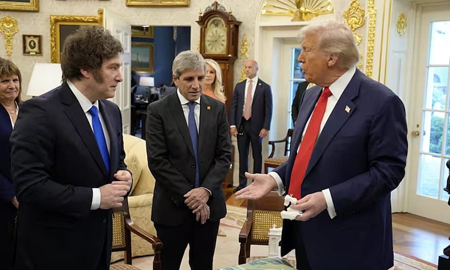 Javier Milei, Luis Caputo y Donald Trump durante la reunión en la Casa Blanca, en el marco del encuentro oficial en la oficina presidencial.