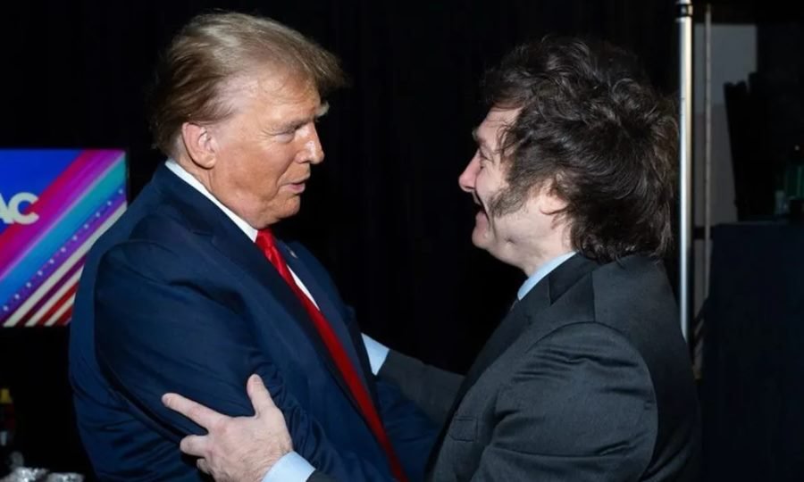 El presidente argentino Javier Milei junto a Donald Trump en un acto internacional. Foto de archivo.