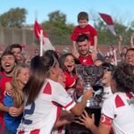 El plantel femenino de Unión celebra su histórico ascenso a la Primera División del fútbol argentino.