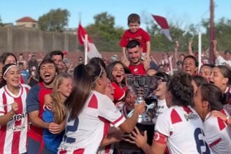 El plantel femenino de Unión celebra su histórico ascenso a la Primera División del fútbol argentino.