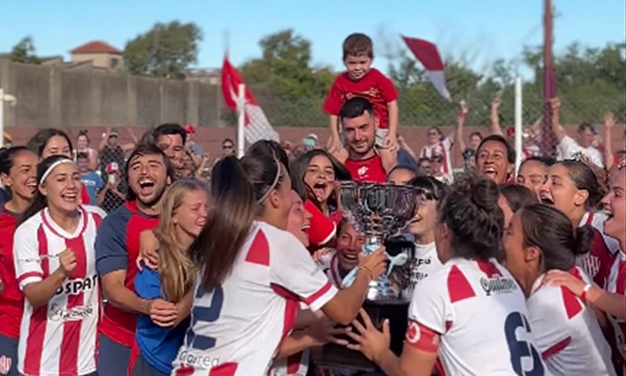El plantel femenino de Unión celebra su histórico ascenso a la Primera División del fútbol argentino.