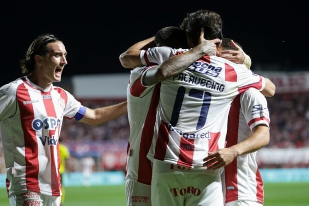 Jugadores de Unión celebran uno de los goles ante Defensa y Justicia en el estadio 15 de Abril