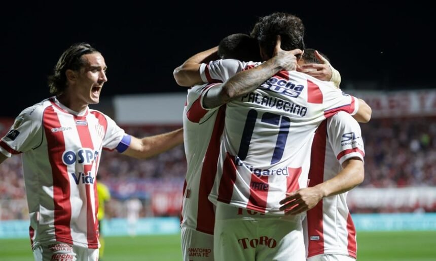 Jugadores de Unión celebran uno de los goles ante Defensa y Justicia en el estadio 15 de Abril